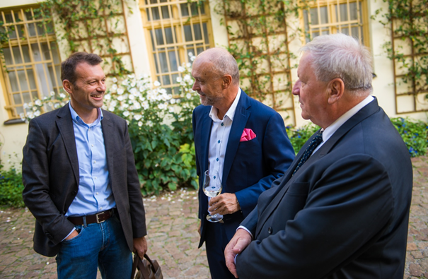 /media/10065/stem_mark_25_4