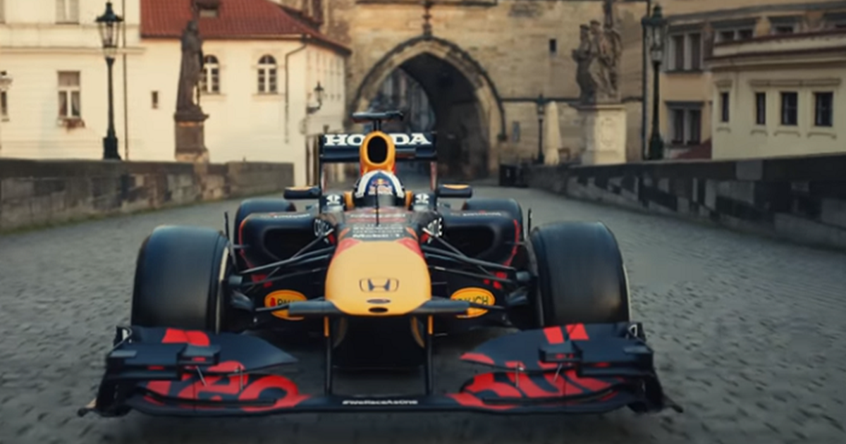 vandring dash rør Red Bull uvedl reklamní spot s jízdou formule po Karlově mostě | MediaGuru