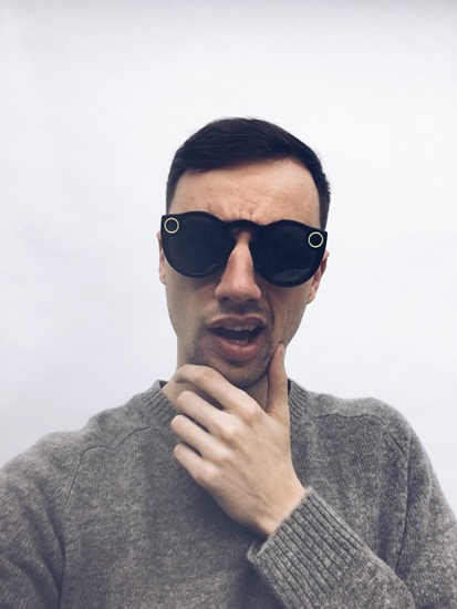 Johny Machette v brýlích