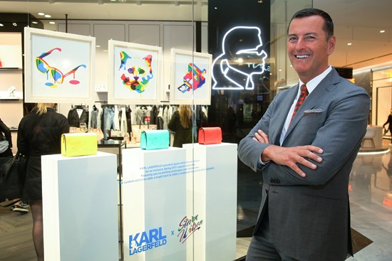 Pier Paulo Righi, CEO Karl Lagerfeld, před nově otevřenou prodejnou v obchodním Centru Chodov