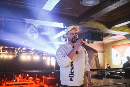 Pasta Oner na vernisáži své výstavy PastaOner4Roxy