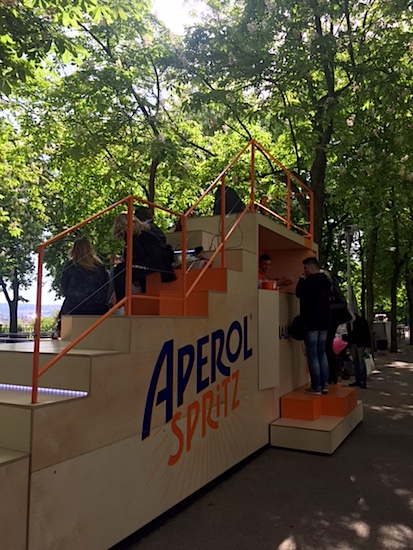 Součástí Aperol schodů je i vestavěný bar. V nabídce je Aperol Spritz nebo Crodino. 