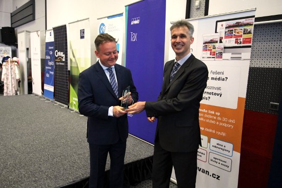 Jan Gonda (vlevo) přebírá ocenění Franchisor roku 2016