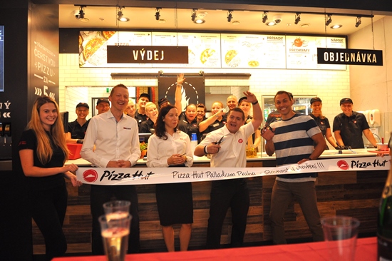 Slavnostní otevření první pobočky Pizza Hut Express